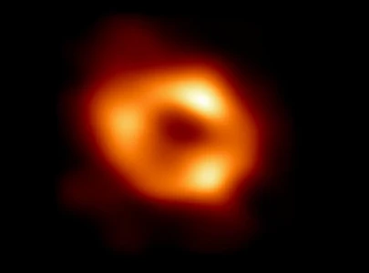 scientists unveil image of huge black hole at milky way s centre