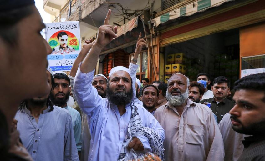 people chant slogans in favour of a man who is according to pakistani police suspected of killing us national tahir ahmed naseem during a proceeding at a judicial complex in a protest rally demanding his release in peshawar pakistan on august 5 2020 photo reuters