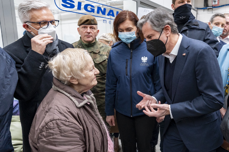 Photo of Blinken visits Ukraine border, pledges more refugee aid