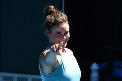 brady beats fellow american pegula to make australian open semis