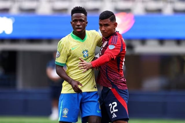 brazil forward vin cius j nior 7 and costa rica defender haxzel quiros cruz 22 prepare for a corner kick at sofi stadium photo reuters brazil forward vin cius j nior 7 and costa rica defender haxzel quiros cruz 22 prepare for a corner kick at sofi stadium photo reuters