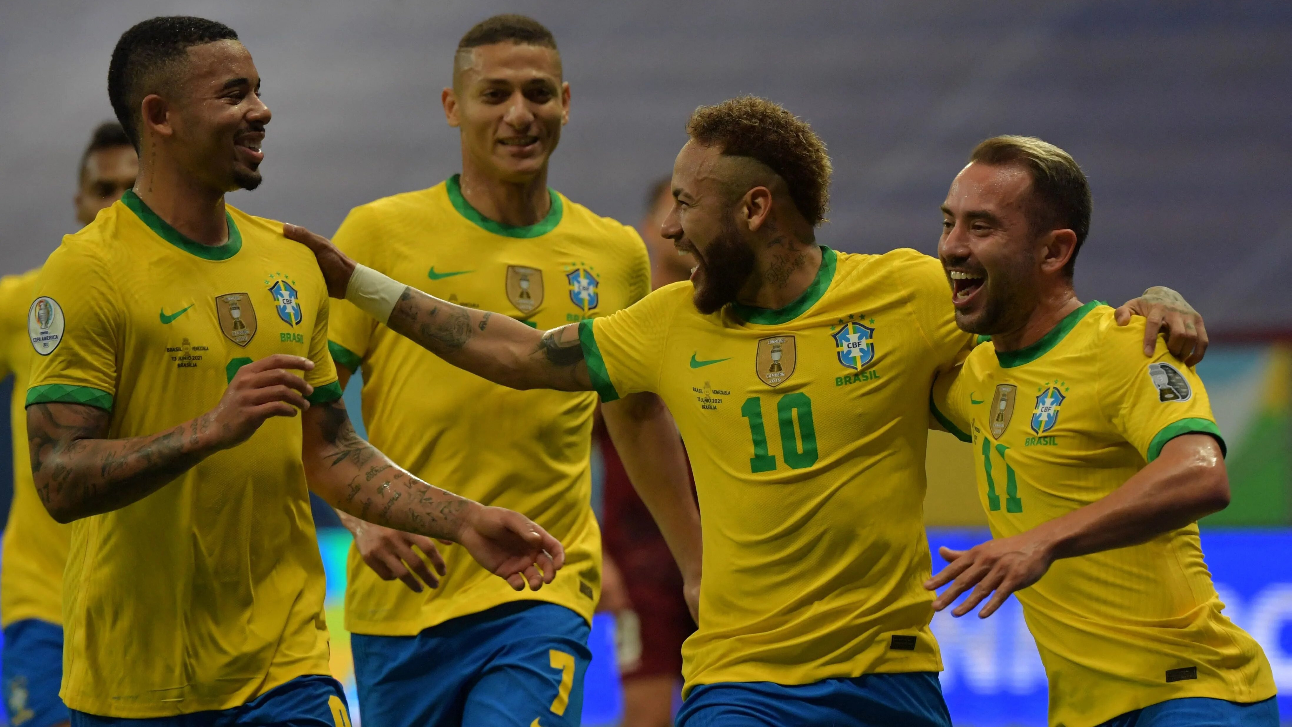 Photo of Alves in, Firmino out as Brazil name World Cup squad