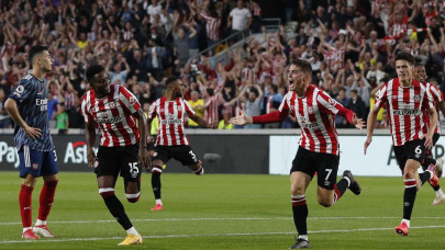 brentford beat arsenal to make flying start