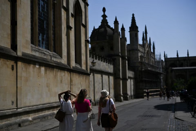 people walk down a street during a heatwave in oxford britain july 19 2022 photo reuters people walk down a street during a heatwave in oxford britain july 19 2022 photo reuters