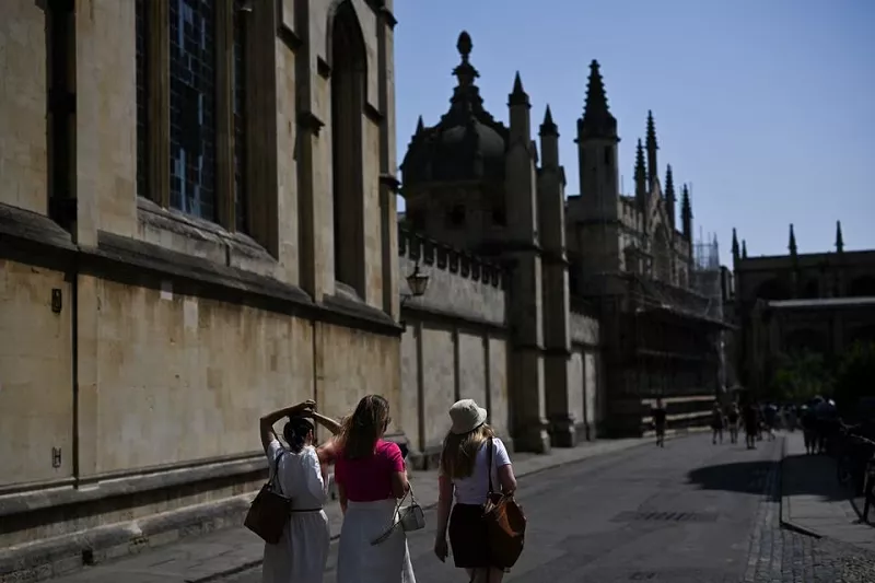 people walk down a street during a heatwave in oxford britain july 19 2022 photo reuters people walk down a street during a heatwave in oxford britain july 19 2022 photo reuters