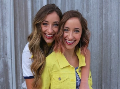 youtuber brooklyn mcknight announces pregnancy with husband dakota