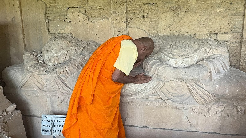 Buddhist leaders from various countries visited the Taxila Museum and performed religious rituals. PHOTO: EXPRESS