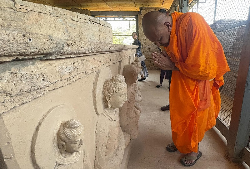 Buddhist leaders from various countries visited the Taxila Museum and performed religious rituals. PHOTO: EXPRESS