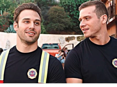 9 1 1 s oliver stark and ryan guzman discuss buddie moment in season 8 episode