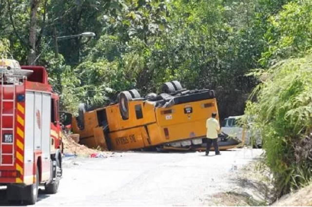 a school bus fell into a ravine near shahdra photo app a school bus fell into a ravine near shahdra photo app