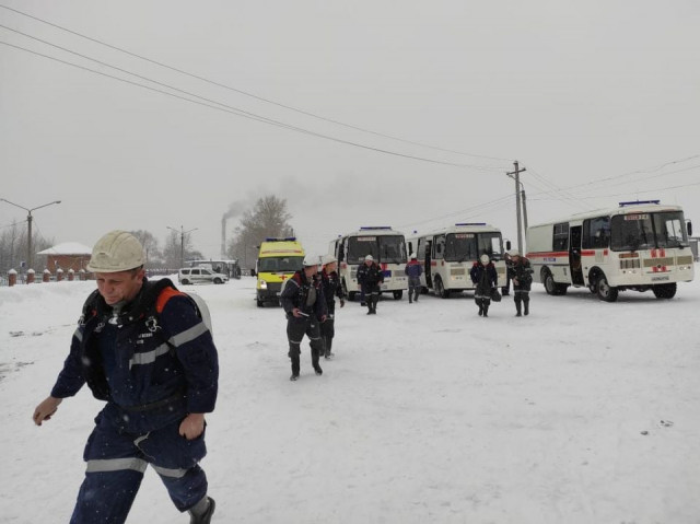 specialists take part in a rescue operation following a fire in the listvyazhnaya coal mine in the kemerovo region russia november 25 2021 photo reuters specialists take part in a rescue operation following a fire in the listvyazhnaya coal mine in the kemerovo region russia november 25 2021 photo reuters