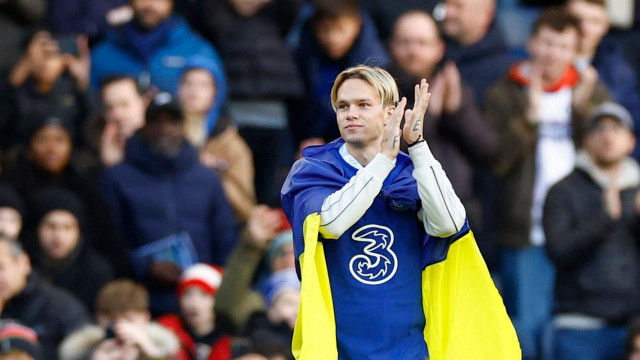 chelsea splash out to beat arsenal for mudryk