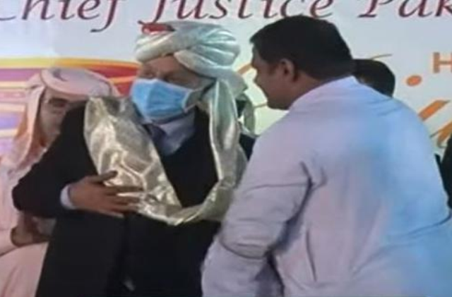 chief justice of pakistan cjp gulzar ahmed pictured after being presented with a turban at the shri param hans ji maharaj temple in karak khyber pakhtunkhwa screengrab