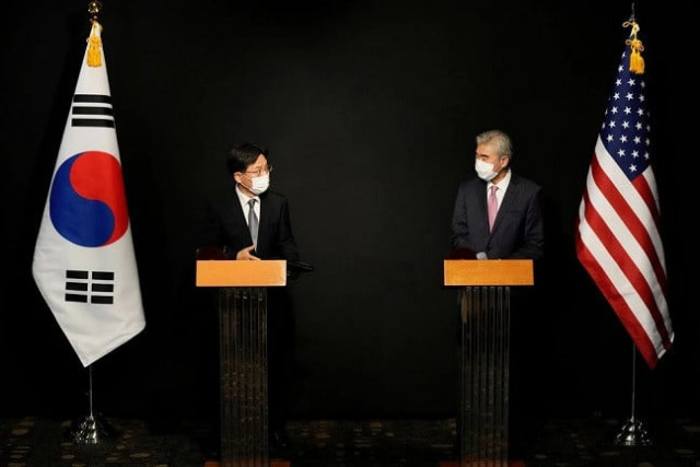 u s special representative for north korea sung kim and noh kyu duk south korea s special representative for korean peninsula peace and security affairs attend a briefing after their meeting at a hotel in seoul south korea october 24 2021 photo reuters u s special representative for north korea sung kim and noh kyu duk south korea s special representative for korean peninsula peace and security affairs attend a briefing after their meeting at a hotel in seoul south korea october 24 2021 photo reuters