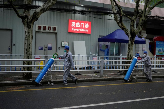 workers deliver oxygen cylinders outside a hospital during lockdown amid the coronavirus disease covid 19 pandemic in shanghai china april 14 2022 photo reuters workers deliver oxygen cylinders outside a hospital during lockdown amid the coronavirus disease covid 19 pandemic in shanghai china april 14 2022 photo reuters