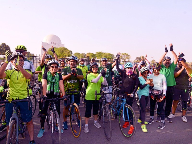 participants chant pakistan zindabad after singing national anthem in front of mazar e quaid in karachi after a cycle rally to mark pakistan day organised by critical mass karachi cmk on march 23 2020 photo express