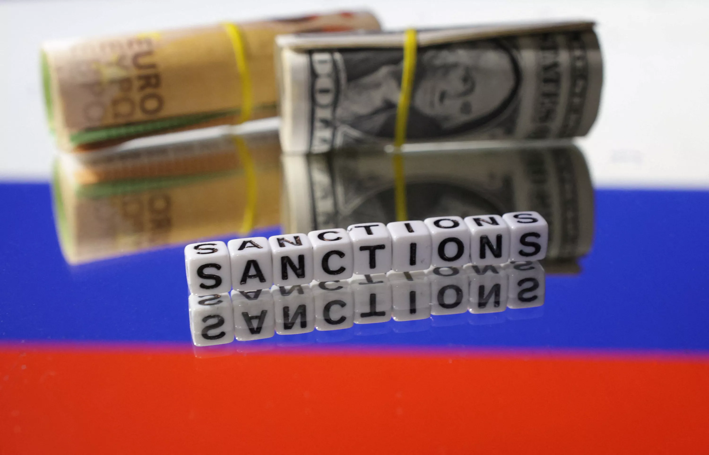 billions in dollar and euro banknotes enter russia despite sanctions billions in dollar and euro banknotes enter russia despite sanctions