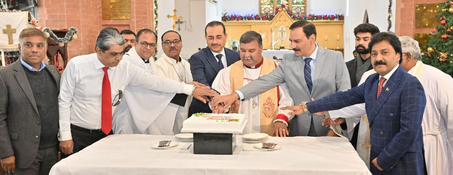 Photo: COAS cuts a Christmas cake at Christ Church, Rawalpindi/ISPR