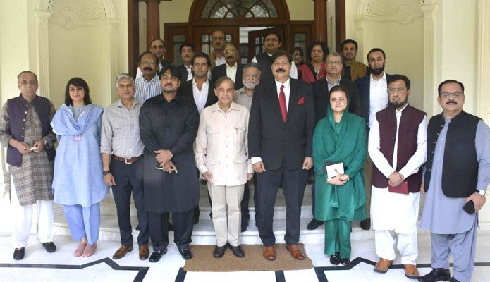 prime minister shehbaz sharif picture with the visiting delegation of the council of pakistan newspapers editors cpne