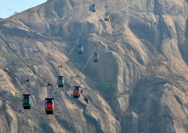 indian air force personnel carry out rescue mission mid air after sunday s cable car collision in deoghar district in the eastern state of jharkhand india april 12 2022 photo reuters indian air force personnel carry out rescue mission mid air after sunday s cable car collision in deoghar district in the eastern state of jharkhand india april 12 2022 photo reuters