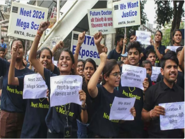 students in delhi protesting against alleged question paper leaks in the neet medical exam