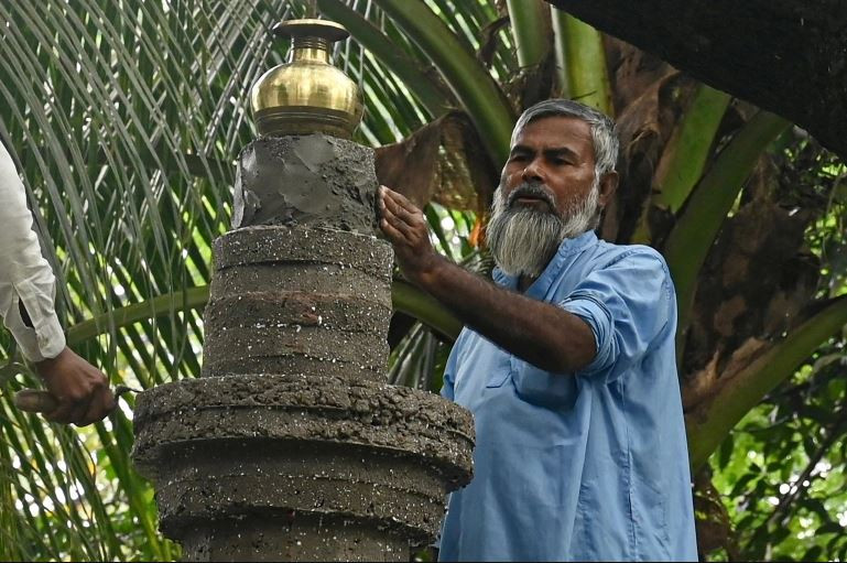 taher ali khan working on a tomb at the barisal mahashashan hindu crematorium ground in barisal bangladesh photo afp