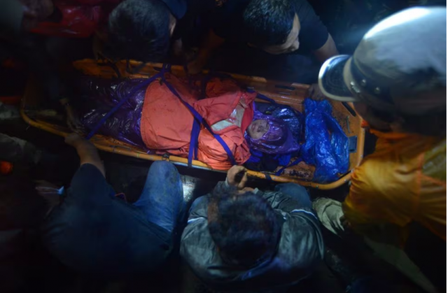 indonesia rescue team evacuate a victim of the eruption of mount marapi in agam west sumatra province indonesia december 4 2023 photo reuters indonesia rescue team evacuate a victim of the eruption of mount marapi in agam west sumatra province indonesia december 4 2023 photo reuters