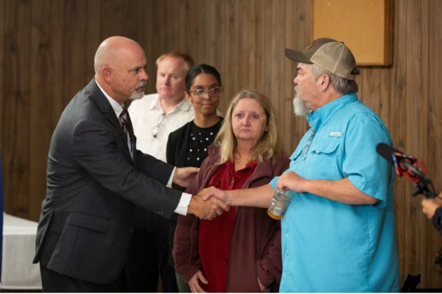 alabama s commissioner of the department of corrections john hamm shakes hands with mike sennett son of the late elizabeth sennett following the execution of kenneth smith by asphyxiation using pure nitrogen at holman correctional facility in atmore alabama u s january 25 2024 smith was convicted of murdering elizabeth sennett in 1988 photo reuters alabama s commissioner of the department of corrections john hamm shakes hands with mike sennett son of the late elizabeth sennett following the execution of kenneth smith by asphyxiation using pure nitrogen at holman correctional facility in atmore alabama u s january 25 2024 smith was convicted of murdering elizabeth sennett in 1988 photo reuters