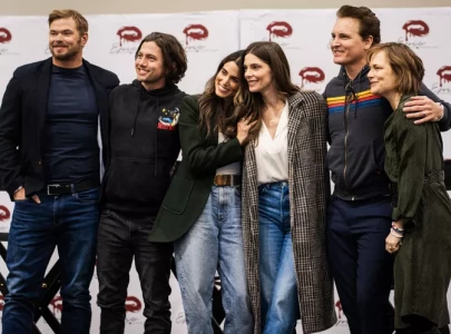 twilight s cullen clan reunites for hilarious family portrait