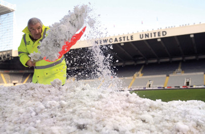 chelsea held at newcastle to leave manchester united top