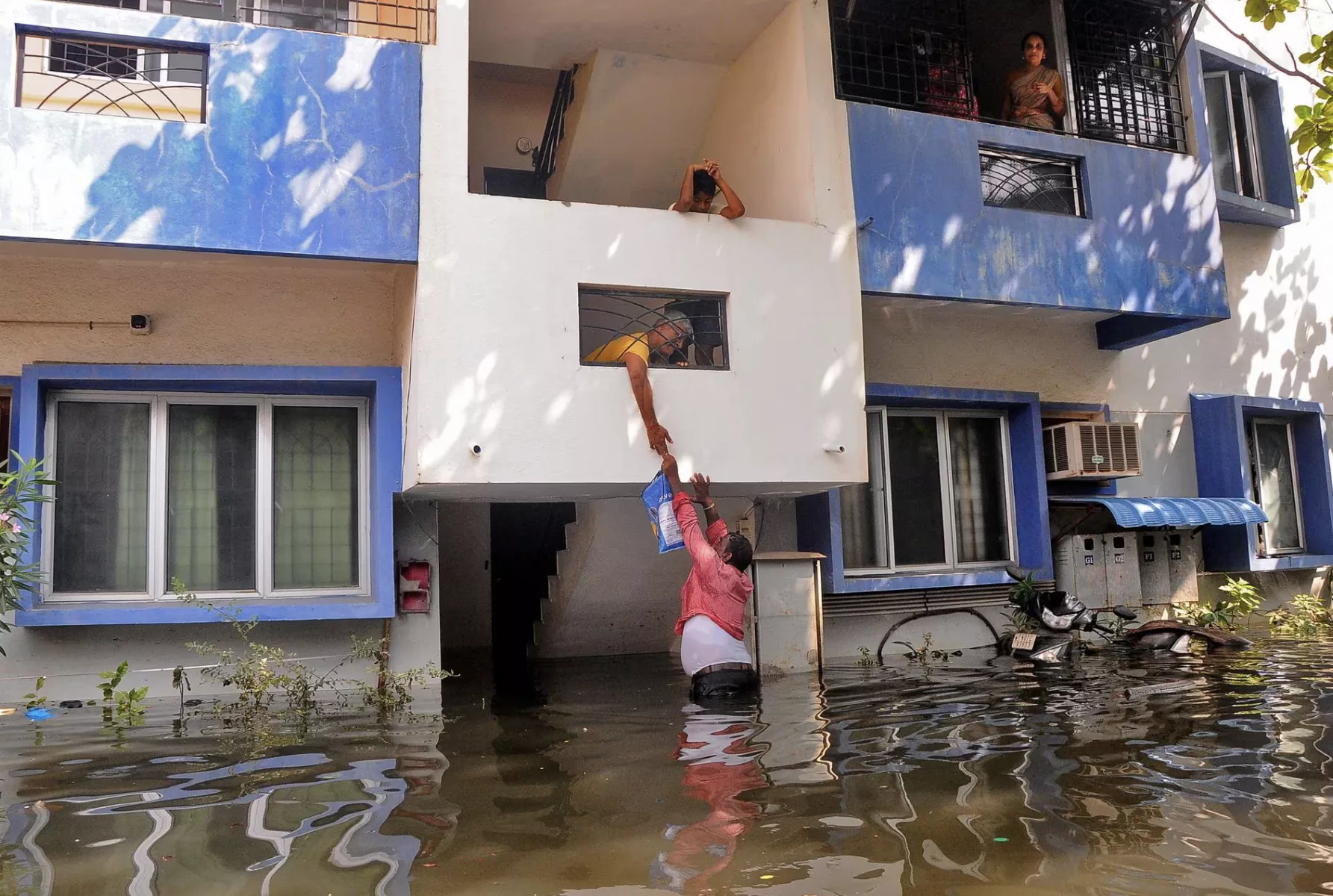 photo a volunteer offers food to a resident after his house got partially submerged following heavy rains due to cyclone michaung in chennai india december 6 2023 reuters photo a volunteer offers food to a resident after his house got partially submerged following heavy rains due to cyclone michaung in chennai india december 6 2023 reuters