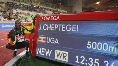 cheptegei smashes 5 000 metres world record cheptegei smashes 5 000 metres world record