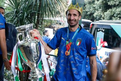 euro hero chiellini signs two year deal with juventus euro hero chiellini signs two year deal with juventus