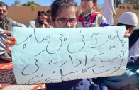 a child carrying a placard asking the balochistan police chief to recover the kidnapped child photo social media