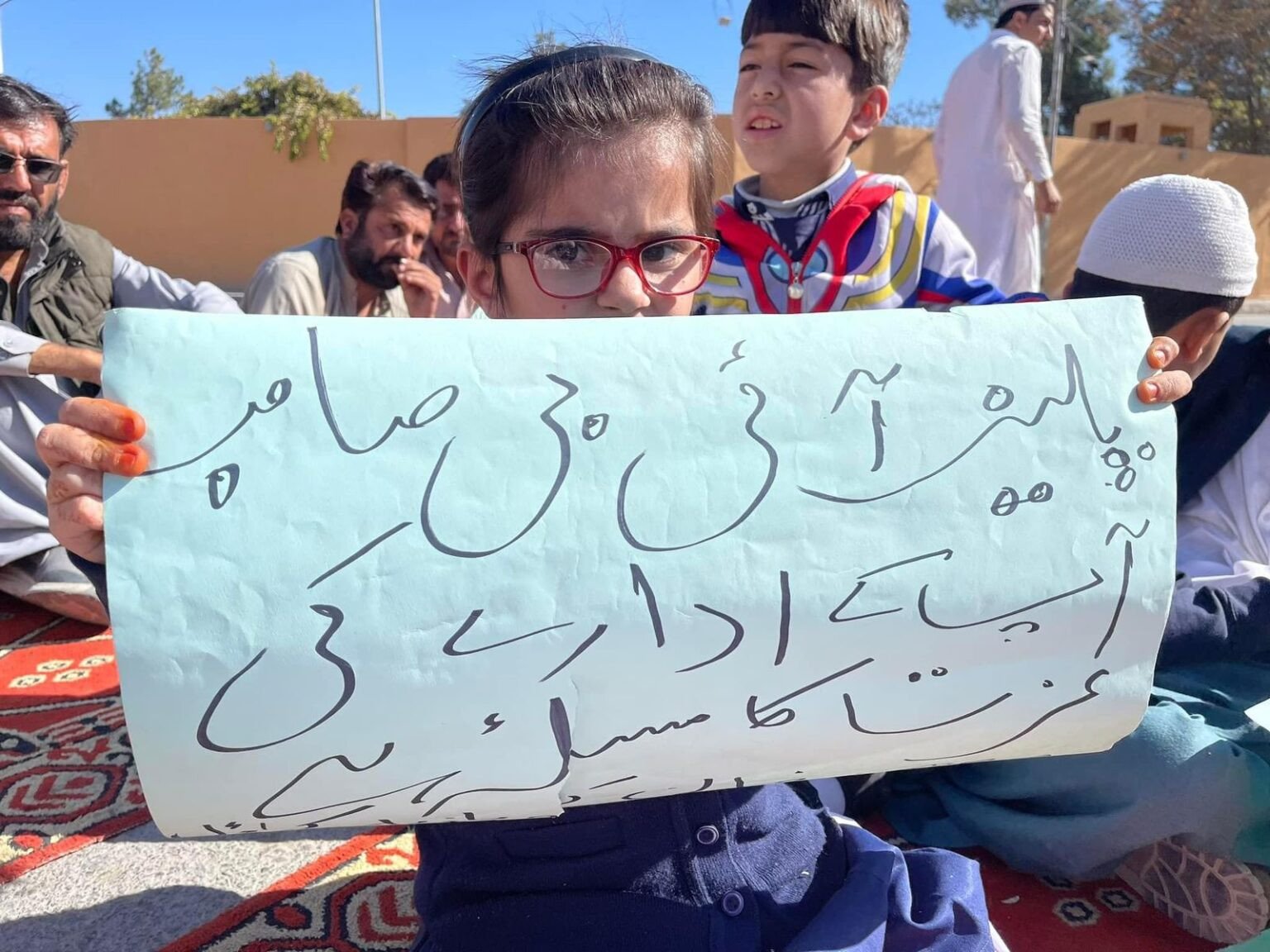 a child carrying a placard asking the balochistan police chief to recover the kidnapped child photo social media