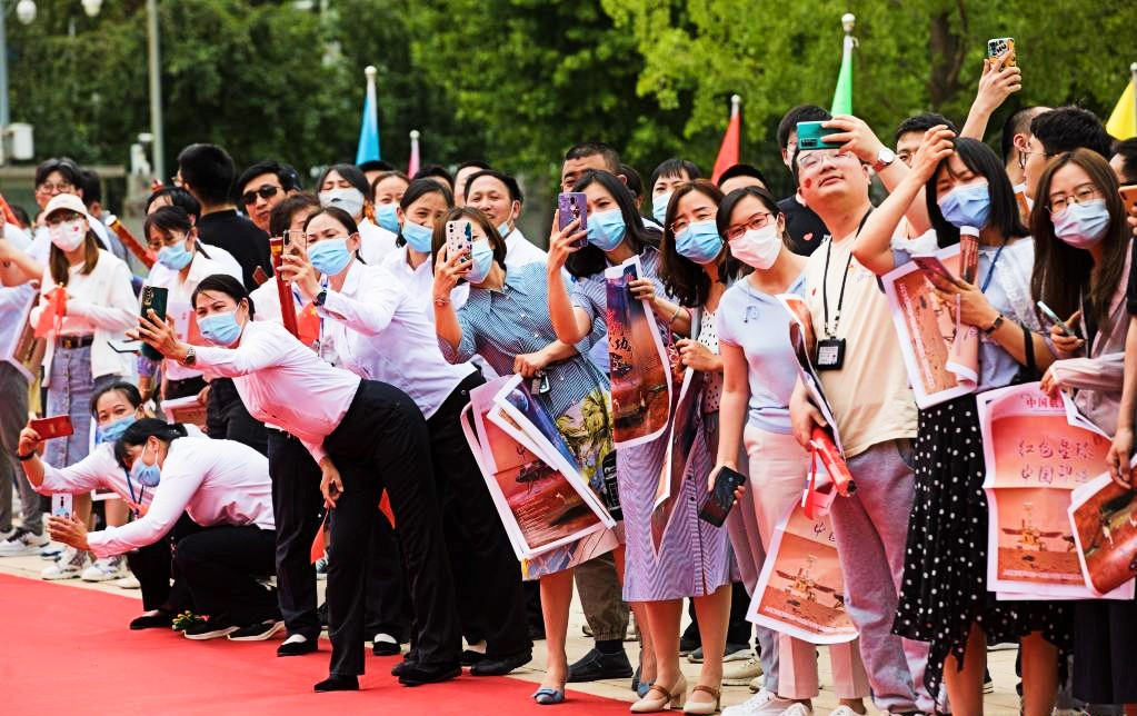 People welcome the return of staff members of China's Tianwen-1 Mars exploration mission in Beijing, capital of China, June 11, 2021. PHOTO: XINHUA