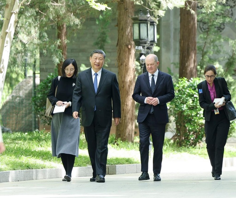 Chinese President Xi Jinping and German Chancellor Olaf Scholz take a walk in Beijing, China, April 16, 2024. PHOTO: XINHUA