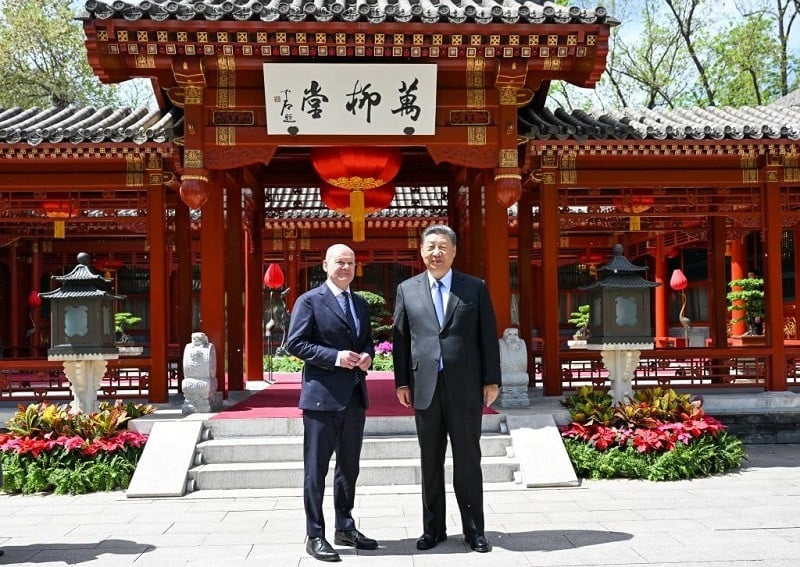 Chinese President Xi Jinping and German Chancellor Olaf Scholz pose for a photo in Beijing, China, April 16, 2024. PHOTO: XINHUA
