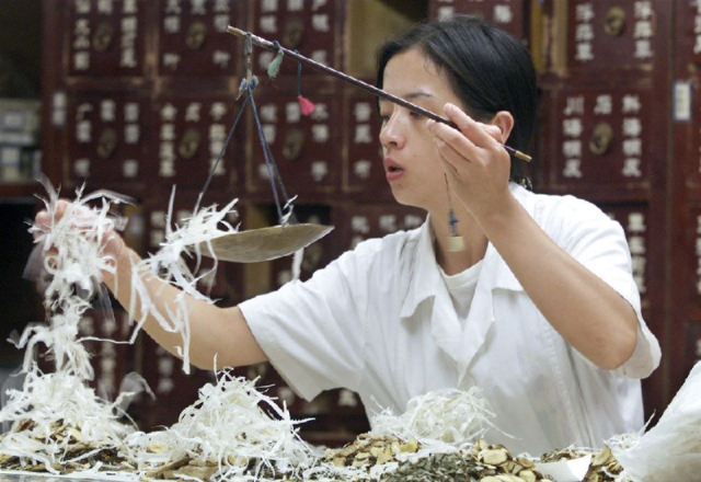 a chinese pharmacist fills a prescription of chinese herbal medicine at a herbal medicine store in beijing august 7 2000 photo reuters a chinese pharmacist fills a prescription of chinese herbal medicine at a herbal medicine store in beijing august 7 2000 photo reuters