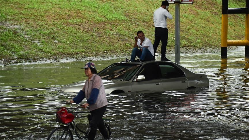 chinese troops battle floods as water levels rise