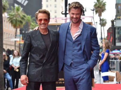 robert downey jr roasts chris hemsworth during walk of fame ceremony