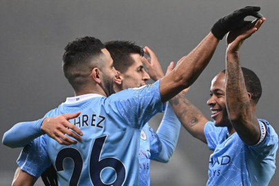 man city roar to summit west ham in top four