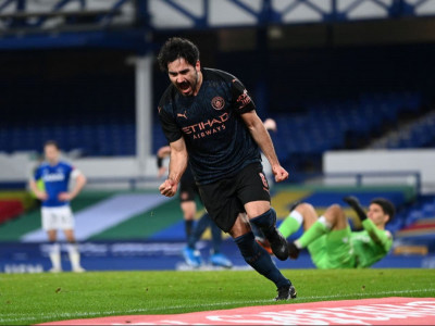 man city late shows books place in fa cup semi finals