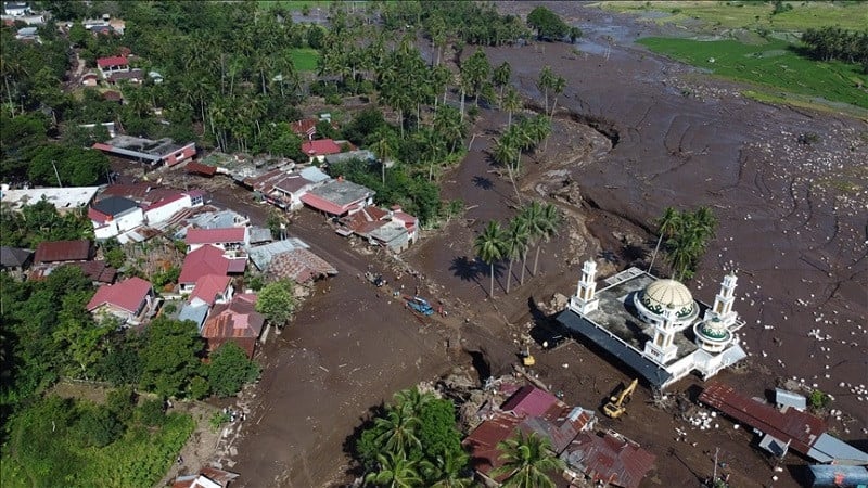 cold lava flood from mt marapi in indonesia s west sumatra photo anadolu agency