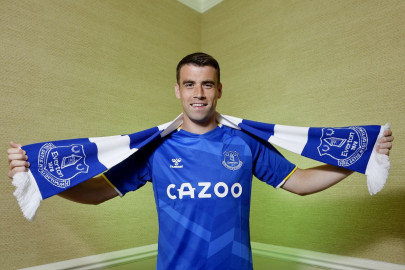 everton captain coleman signs new deal until 2023 everton captain coleman signs new deal until 2023