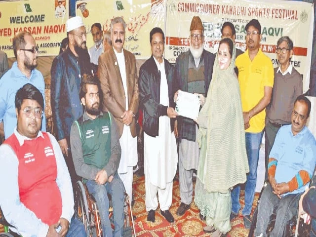commissioner karachi syed hasan naqvi presents a certificate on behalf of kba to poa s associate secretary tehmina asif for her services for sports photo app commissioner karachi syed hasan naqvi presents a certificate on behalf of kba to poa s associate secretary tehmina asif for her services for sports photo app