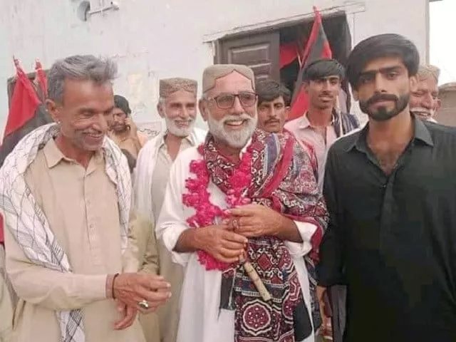 comrade ghulam mustafa chandio with his supporters photo express comrade ghulam mustafa chandio with his supporters photo express
