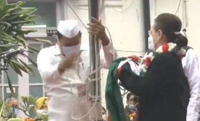 watch flag falls off as congress president tries to hoist it on foundation day watch flag falls off as congress president tries to hoist it on foundation day