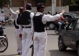 watch karachi district police officers misbehave with traffic cop