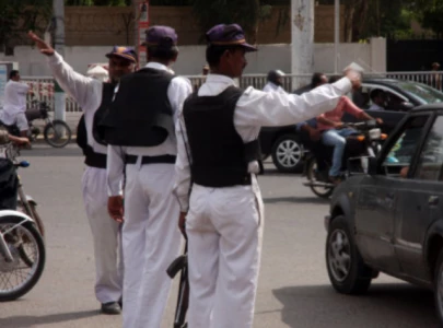 watch karachi district police officers misbehave with traffic cop